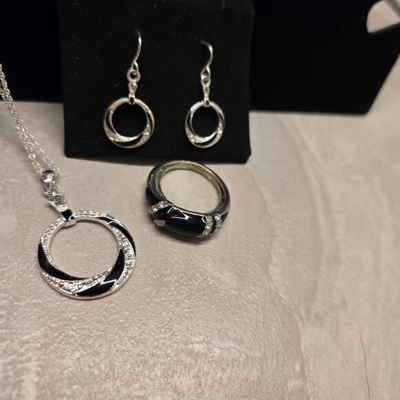 Avon 3 pc set Necklace Earrings Ring Black Silver Tone Classic Style NEW - Picture 4 of 10